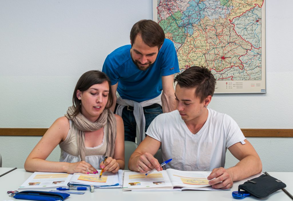 生徒の出来栄えをチェックする講師