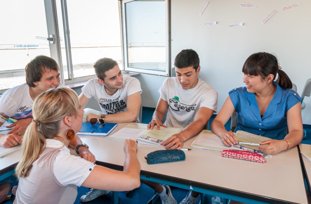 講師の話に聞き入る生徒達