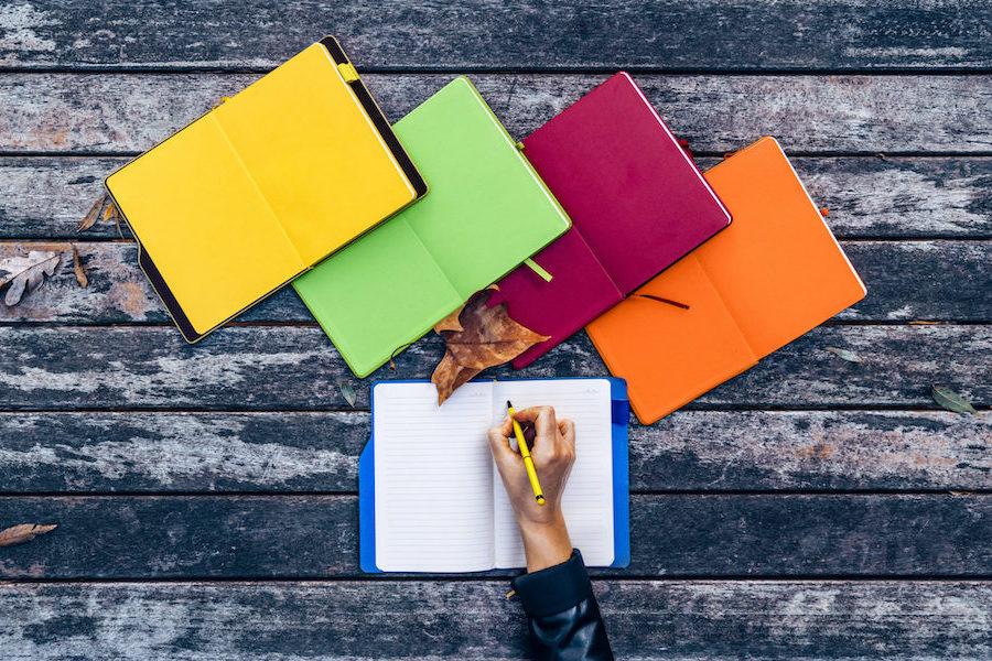 レストランのウエイトレスと客