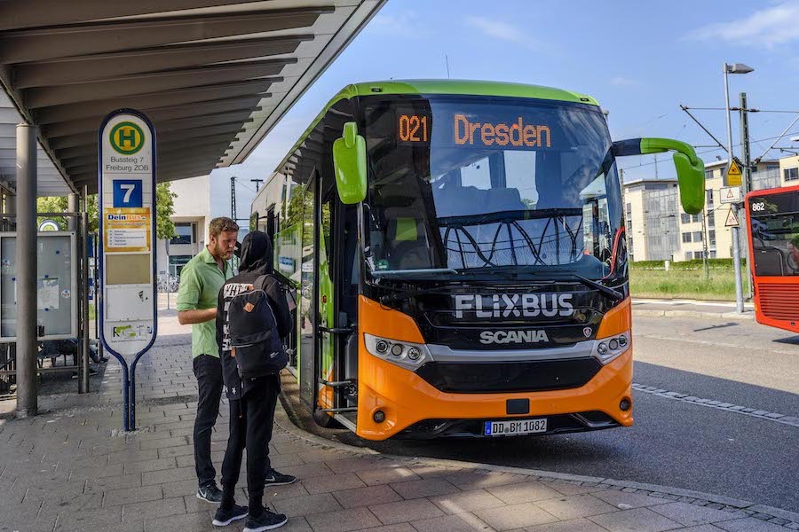 停車中のバスと乗客