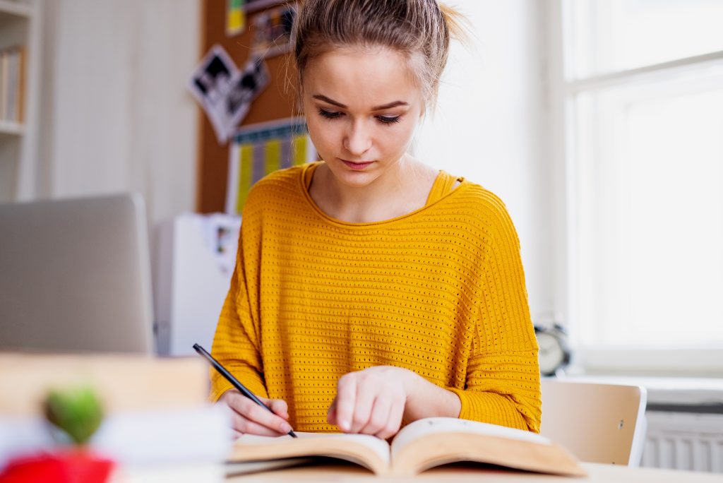 文献を読む女学生