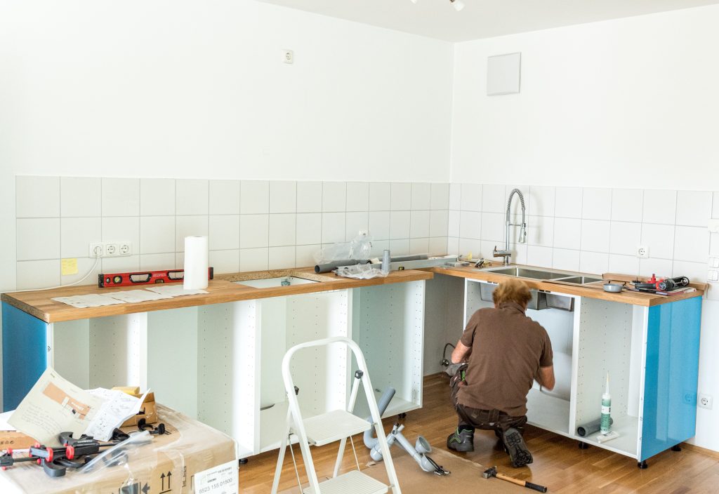 キッチンを組み立てる職人