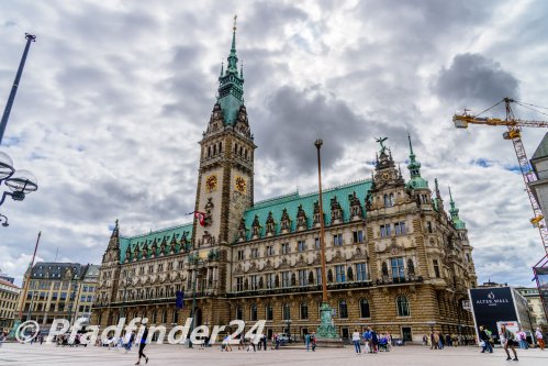 ハンブルク　曇り空と市庁舎
