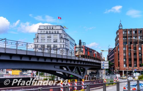 ハンブルク　旧市街と電車の高架橋